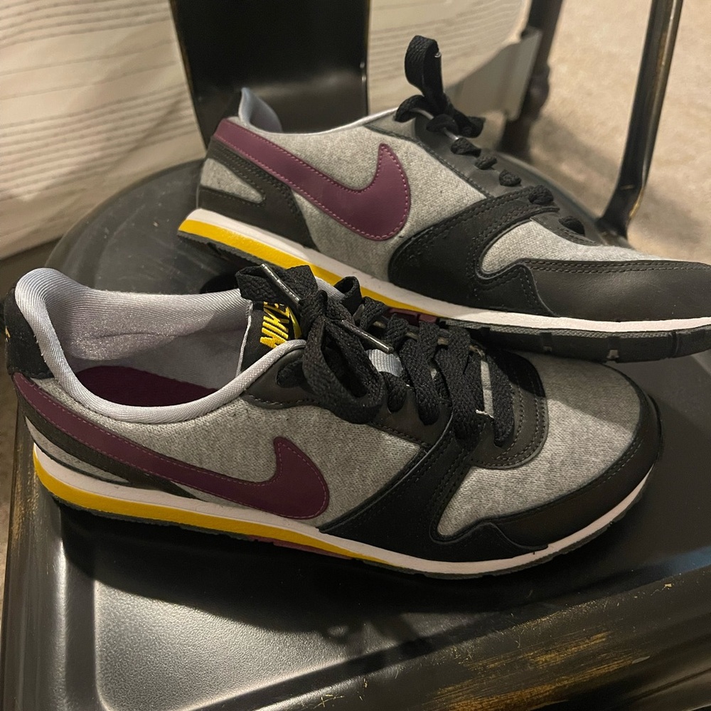 Nike women’s Black and Purple Sneakers